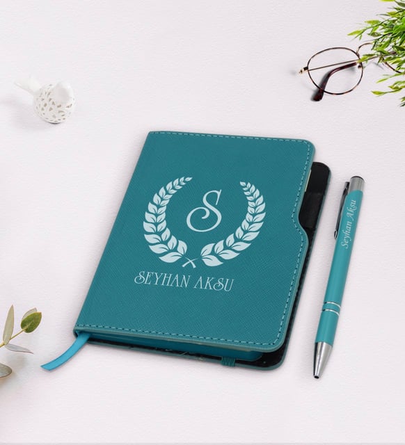 BK Gift Kişiye Özel Çelenk Baş Harfli İsimli Turkuaz Termo Deri Defter Kalem Seti-1
