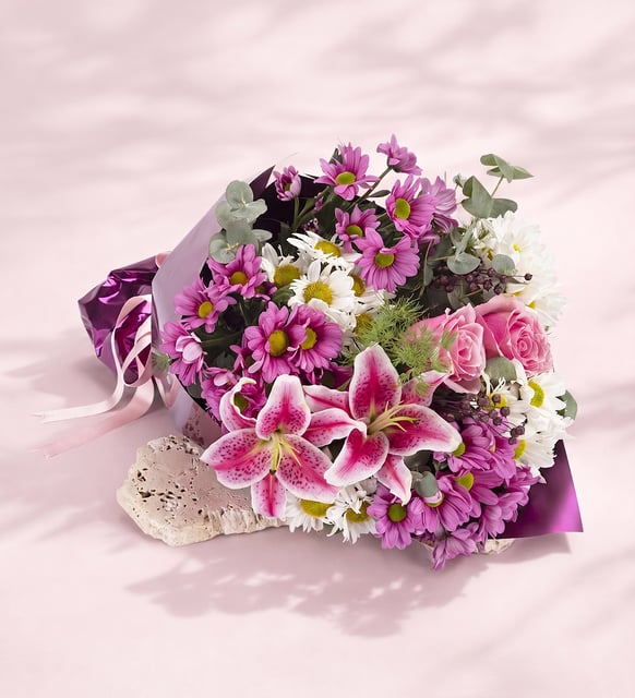 Mor Bukette Pembe Lilyumlar ve Papatyalar