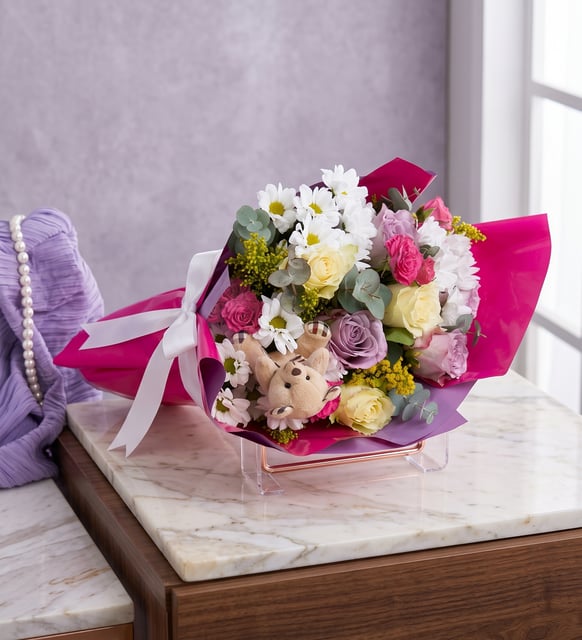 Pembe Bukette Renkli Güller ve Ayıcık Anahtarlık