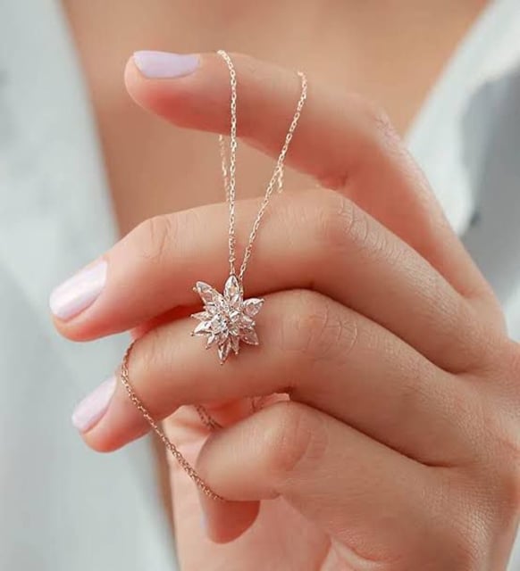Silvano Jewelry 925 Ayar Rose Kaplama Buzlu Beyaz Lotus Çiçeği Kolye