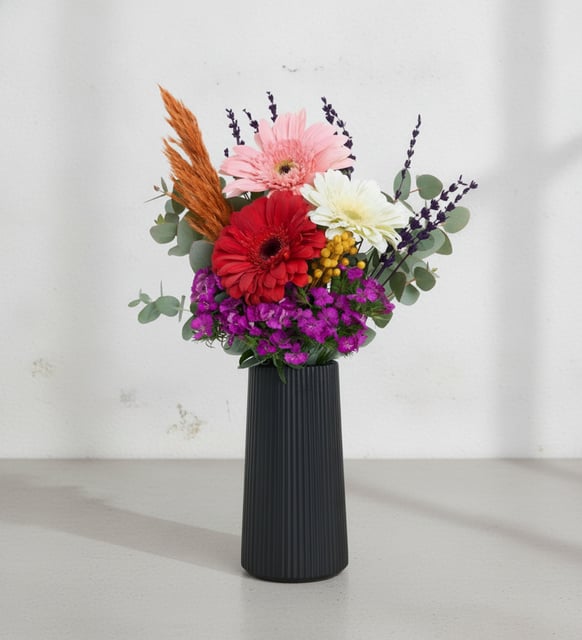 Siyah Çizgili Polimer Vazoda Kırmızı, Beyaz, Pembe Gerbera